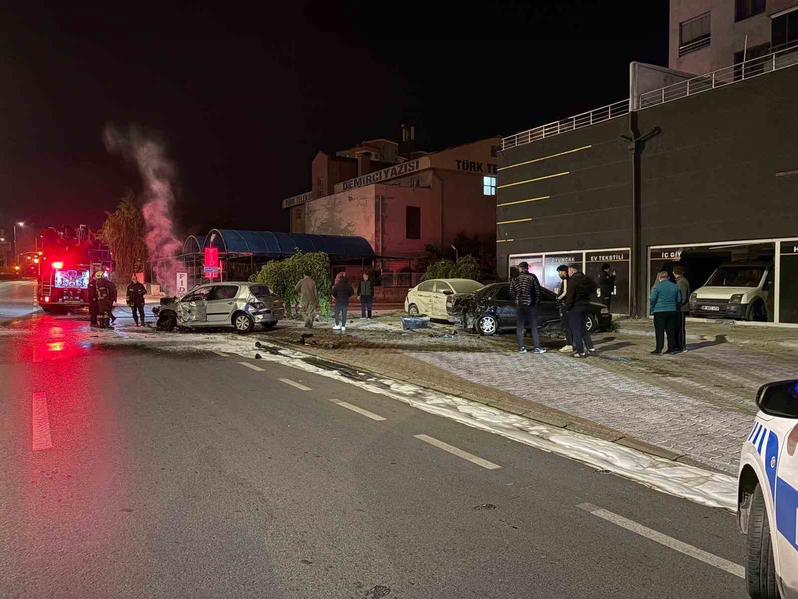 KAYSERİ’DE PARK HALİNDEKİ 3 ARACA ÇARPAN OTOMOBİL, ALEV ALDI: 2 YARALI