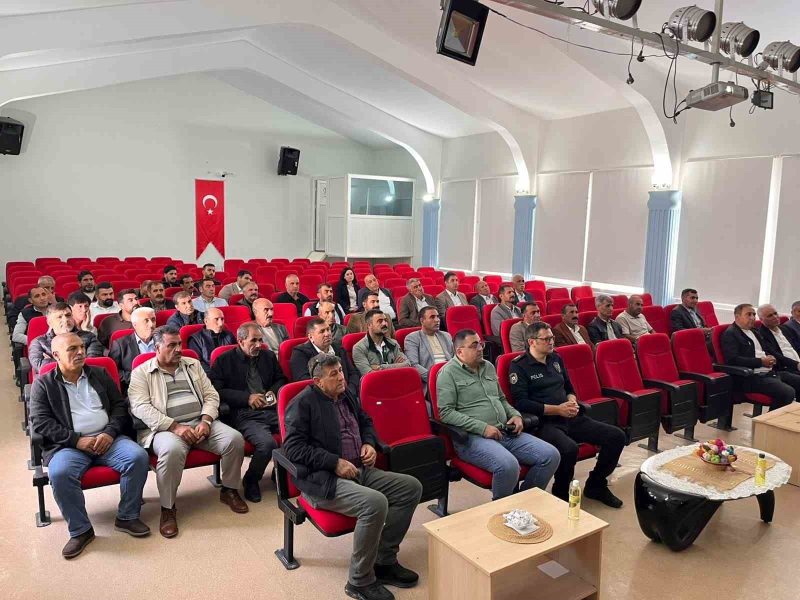 DİCLE KAYMAKAMI ATIŞ, MUHTARLARLA BİR ARAYA GELDİ