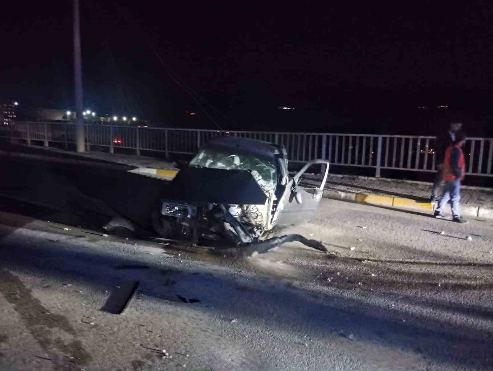 SİVAS’TA AYDINLATMA DİREĞİNE ÇARPAN OTOMOBİLİN SÜRÜCÜSÜ YARALANDI