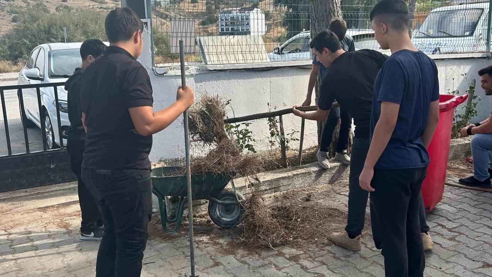 KOÇARLI’DA ÖĞRENCİLER OKUL BAHÇESİNİ TEMİZLEYEREK ÇEVRE DUYARLILIĞINA DİKKAT ÇEKTİ