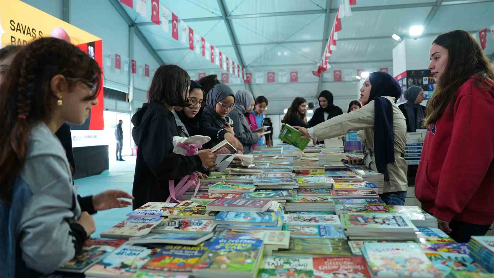 KAHRAMANMARAŞ KİTAP FUARI ÖĞRENCİLERLE RENKLENİYOR