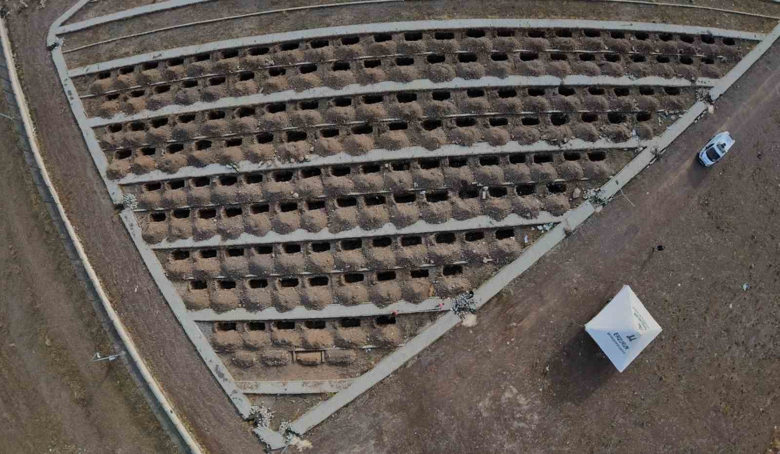 ERZURUM’DA TOPRAK DONMADAN KIŞLIK MEZARLAR KAZILIYOR