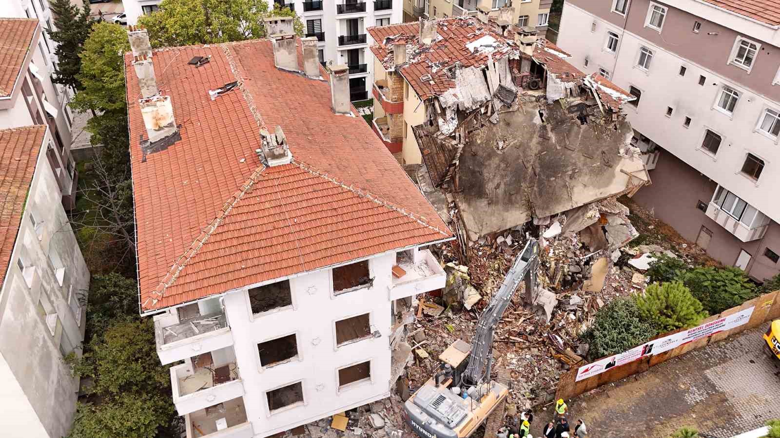 BÜYÜKÇEKMECE’DE GÜVENLİ YARINLAR İÇİN RİSKLİ YAPILAR YIKILDI