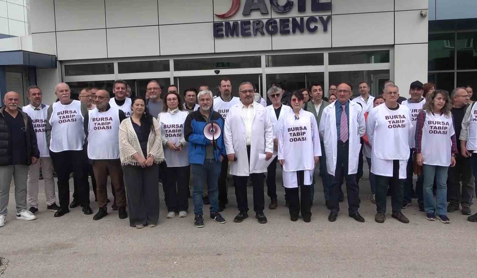 BURSA’DA NEV HASTANESİ ÖNÜNDE 6 AYDIR MAAŞLARINI ALAMAYAN HEKİMLERDEN EYLEM