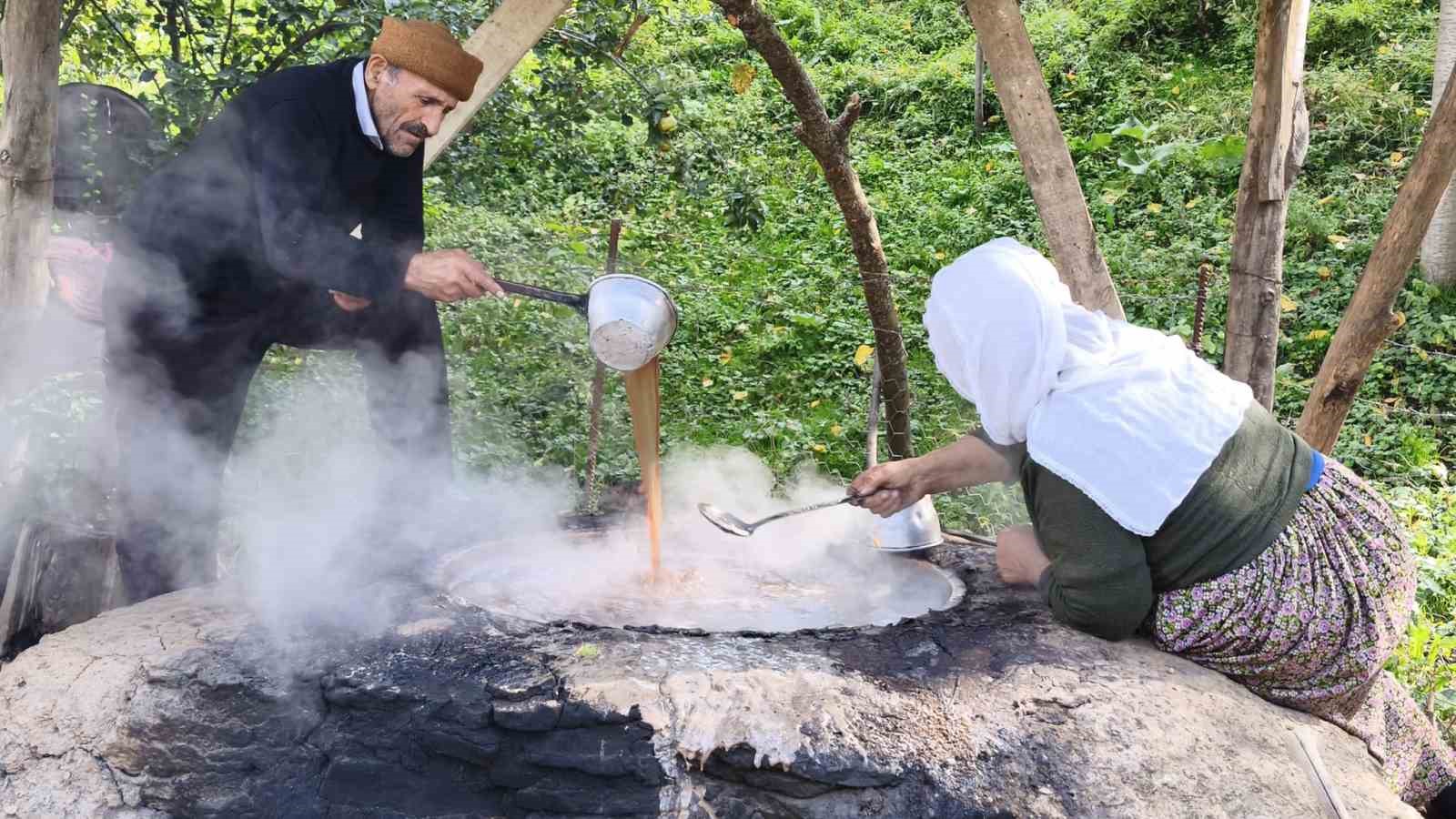 HİZAN’DA BİR ASIRLIK GELENEK: ÜZÜMDEN DOĞAL PEKMEZ ÜRETİYORLAR