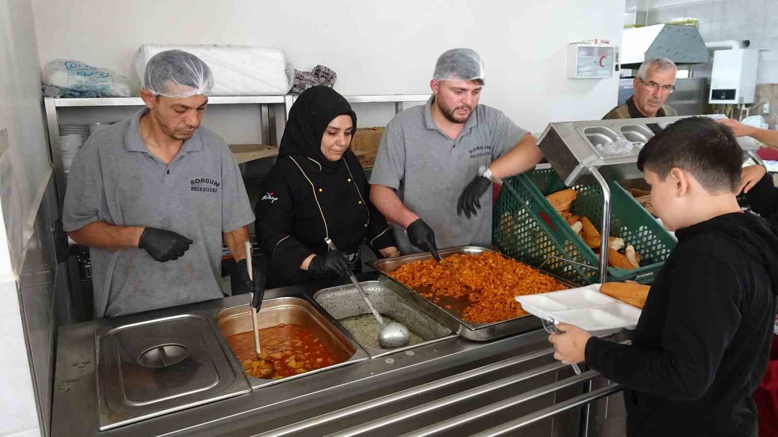 SORGUN’DA AŞEVİ HİZMETİ HEM YAŞLILARIN HEM ÖĞRENCİLERİN YÜZÜNÜ GÜLDÜRÜYOR