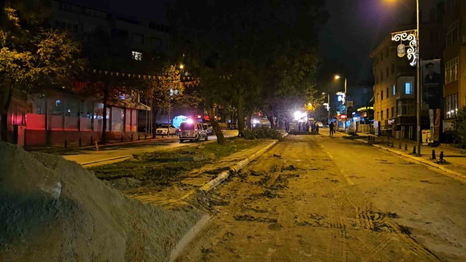EYÜPSULTAN’DA "İBB’NİN TAŞINACAĞINI DUYURDUĞU ASIRLIK AĞAÇLARIN KESİLDİĞİ" İDDİASI, VATANDAŞLAR TEPKİ GÖSTERDİ