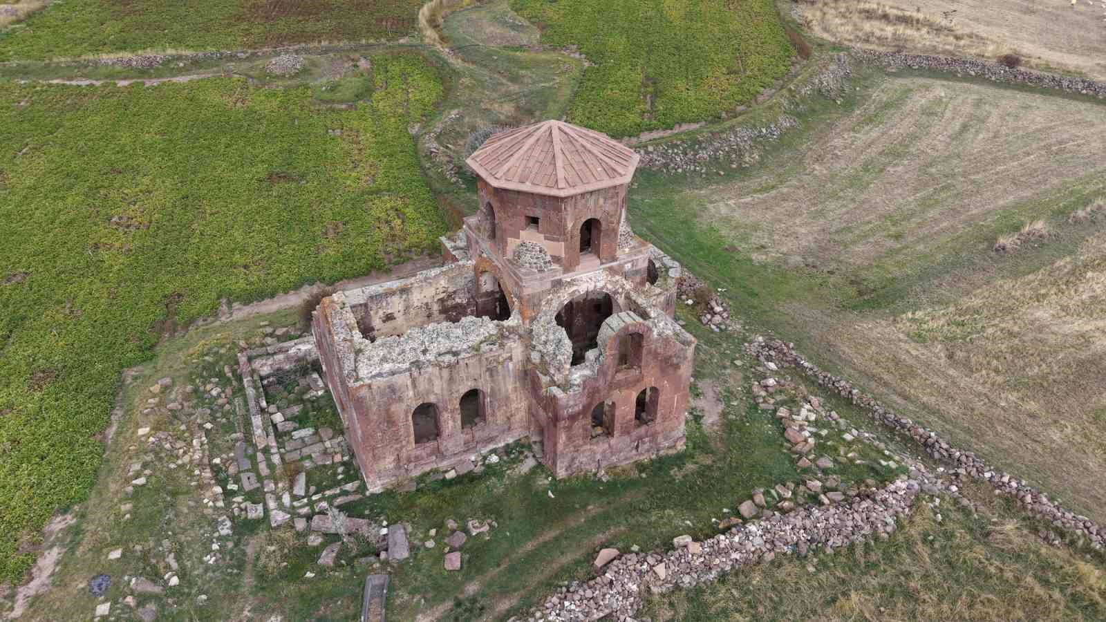 TAŞLARI KIZIL, ADI KIZIL OLAN KİLİSE BİN 500 YILDIR AYAKTA