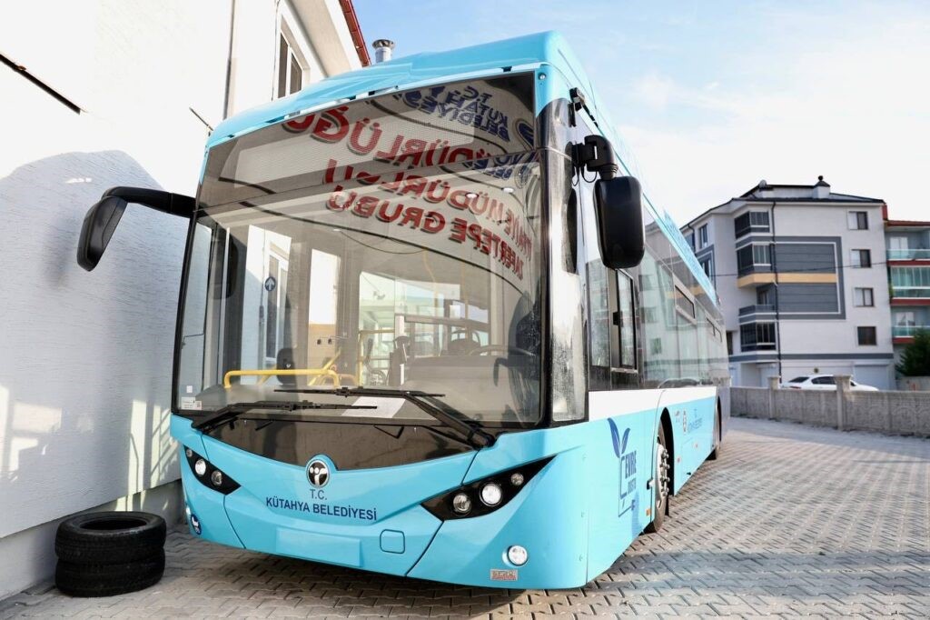 KÜTAHYA’NIN ELEKTRİKLİ OTOBÜSLERİ COP31 İÇİN ANTALYA’YA GÖNDERDİ