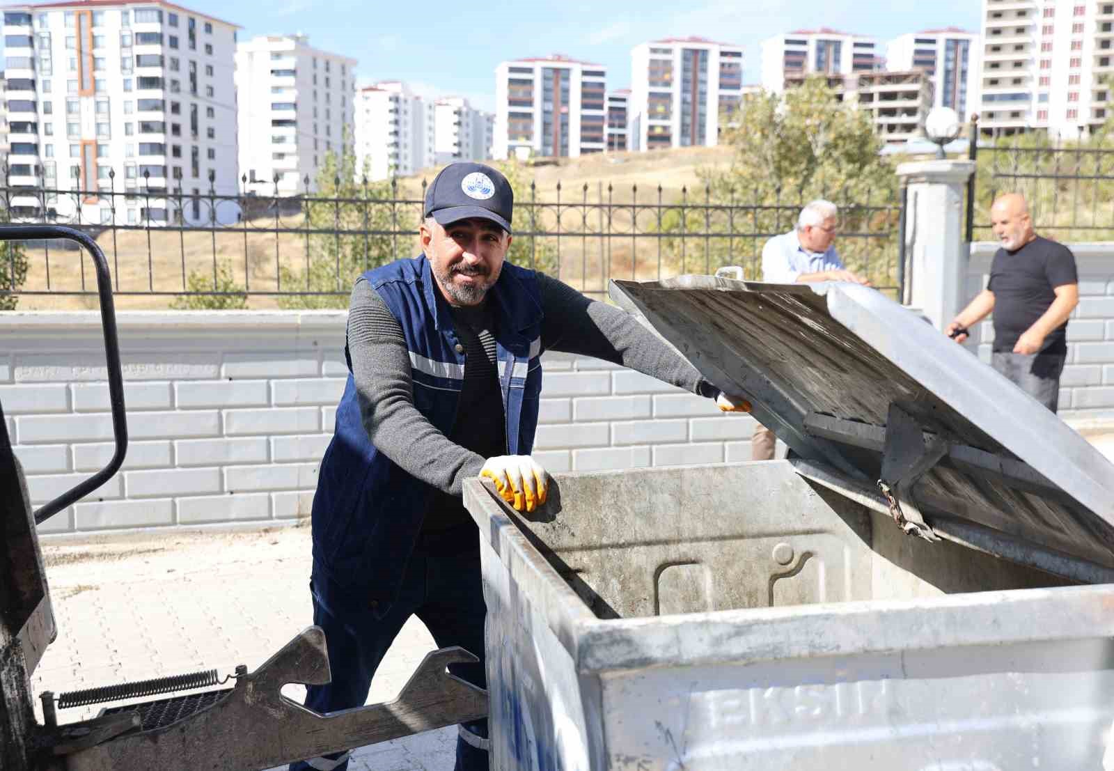 TEMİZLİK ESNASINDA BULDUĞU ÇANTANIN İÇERİSİNDE 600 BİN LİRALIK DÖVİZ VE ALTIN ÇIKTI, SAHİBİNE ULAŞTIRDI