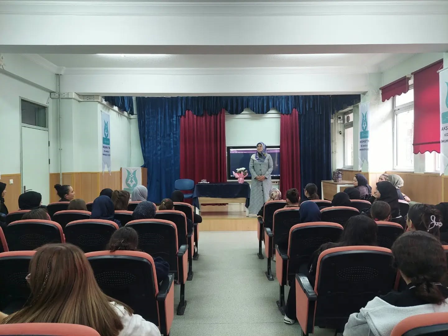 KÜTAHYA AKŞEMSETTİN KIZ ANADOLU İMAM HATİP LİSESİ’NDE "PEYGAMBERİMİZ VE AİLE" KONULU SEMİNER