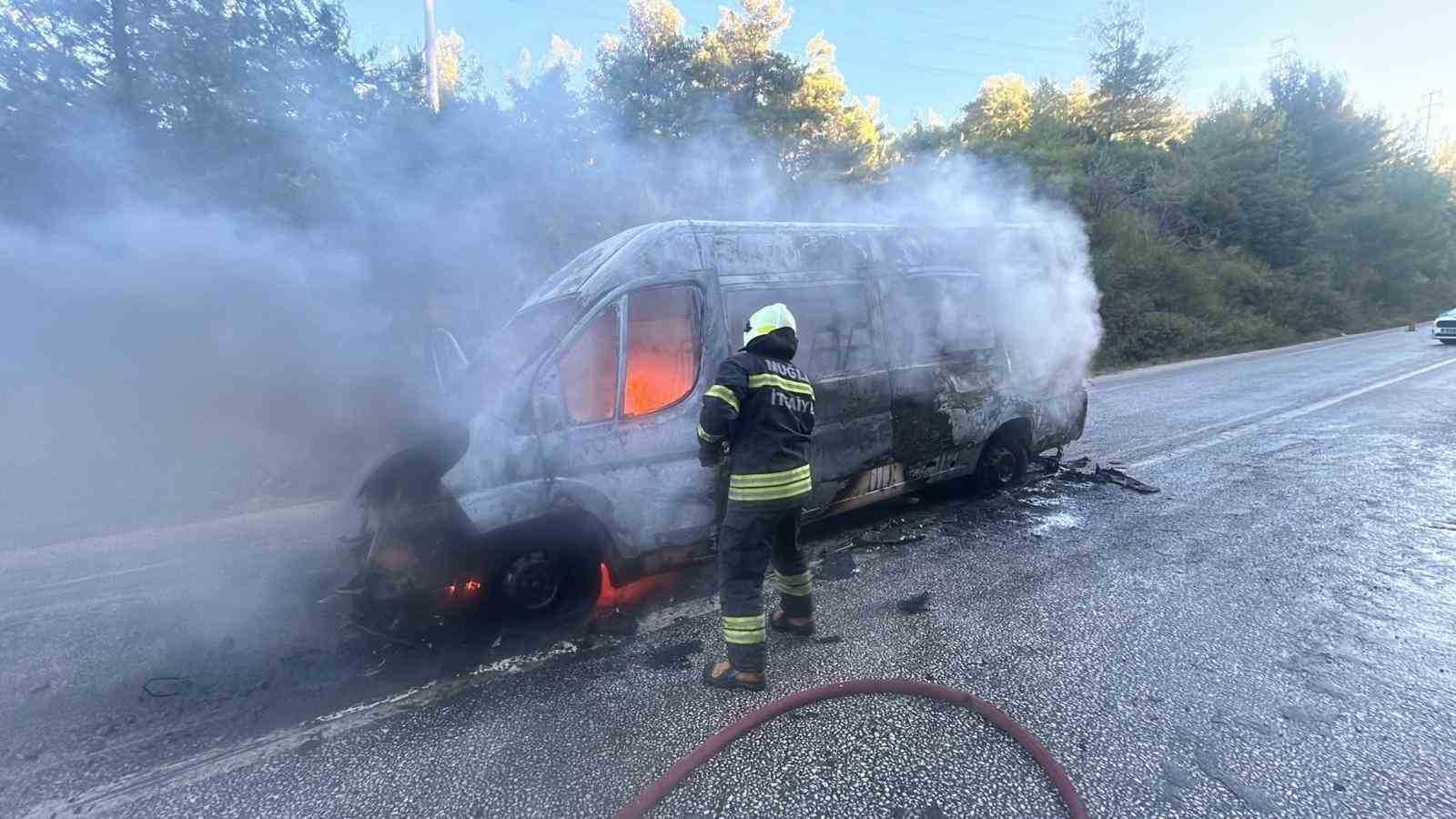 BODRUM’DA OKUL SERVİSİ ALEV ALEV YANDI