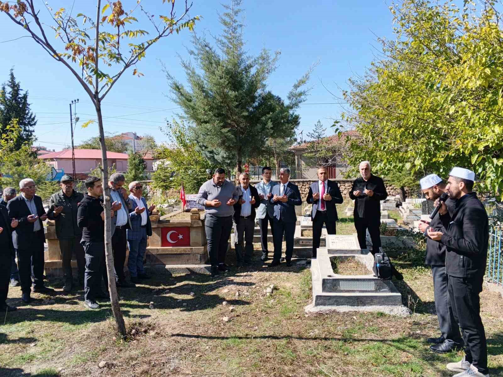 MALATYALI ŞEHİT POLİS BATTAL GÜNAY KABRİ BAŞINDA DUALARLA ANILDI