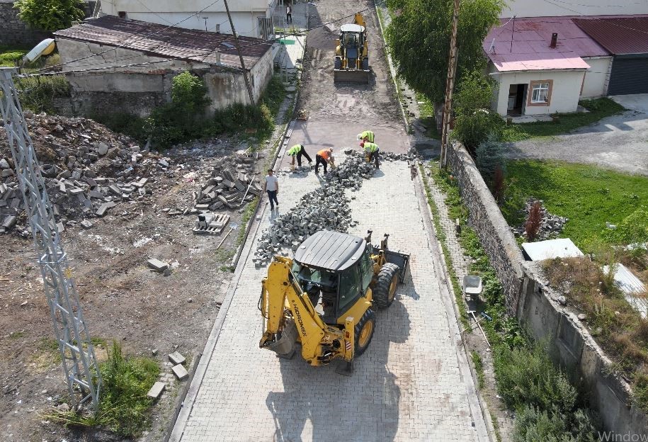 ARDAHAN’DA MAHALLE YOLLARI KİLİT PARKE TAŞLARIYLA YENİLENİYOR