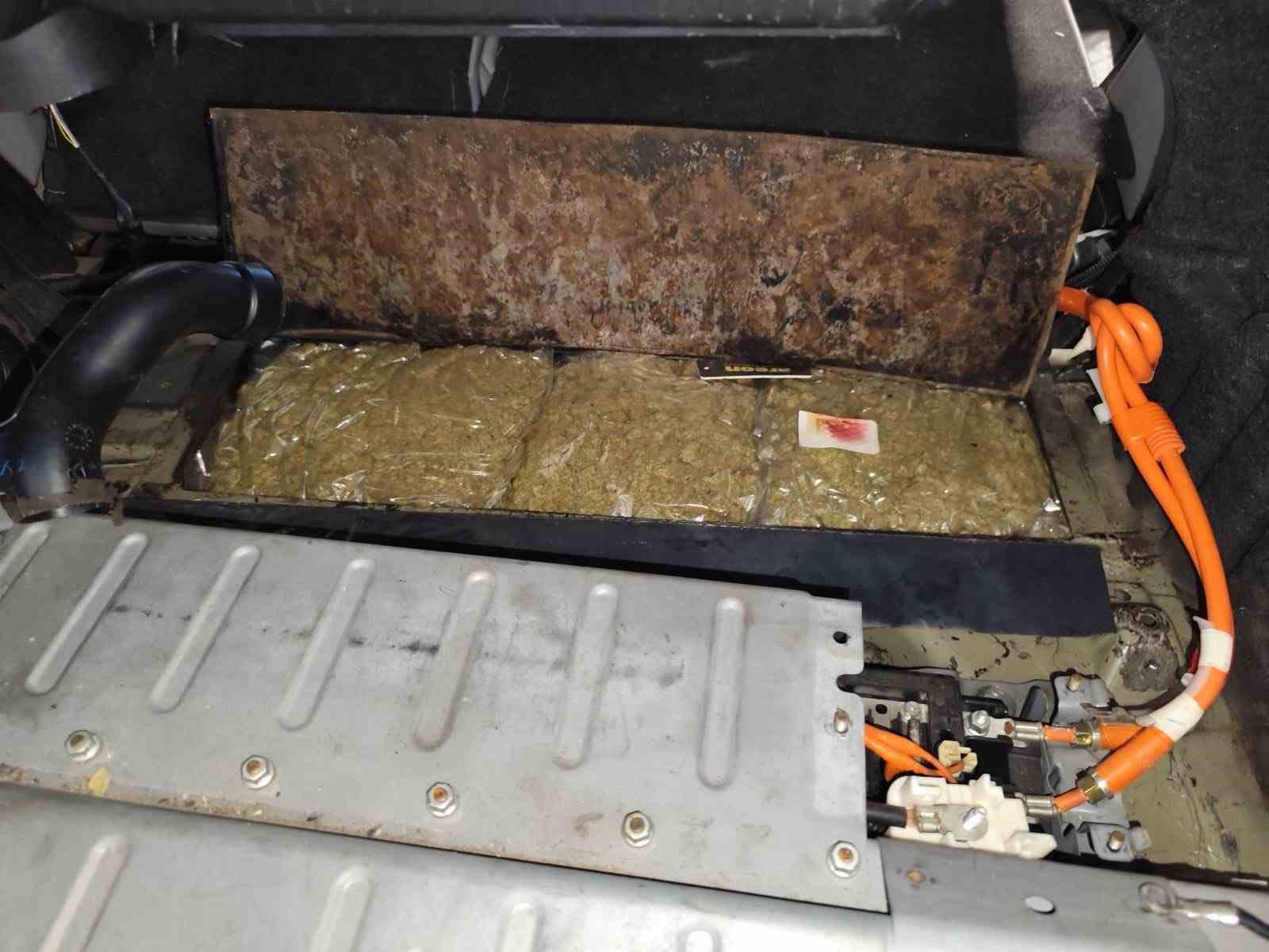 AKÜNÜN ALTINA GİZLENEN 4 KİLO 560 GRAM ESRAR ELE GEÇİRİLDİ