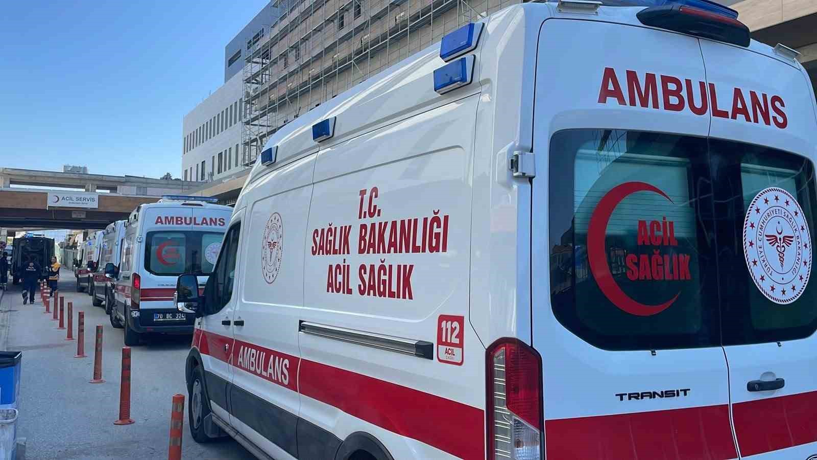 KARAMAN’DA ZEYTİN İŞÇİLERİNİ TAŞIYAN PATPAT DEVRİLDİ: 8 YARALI
