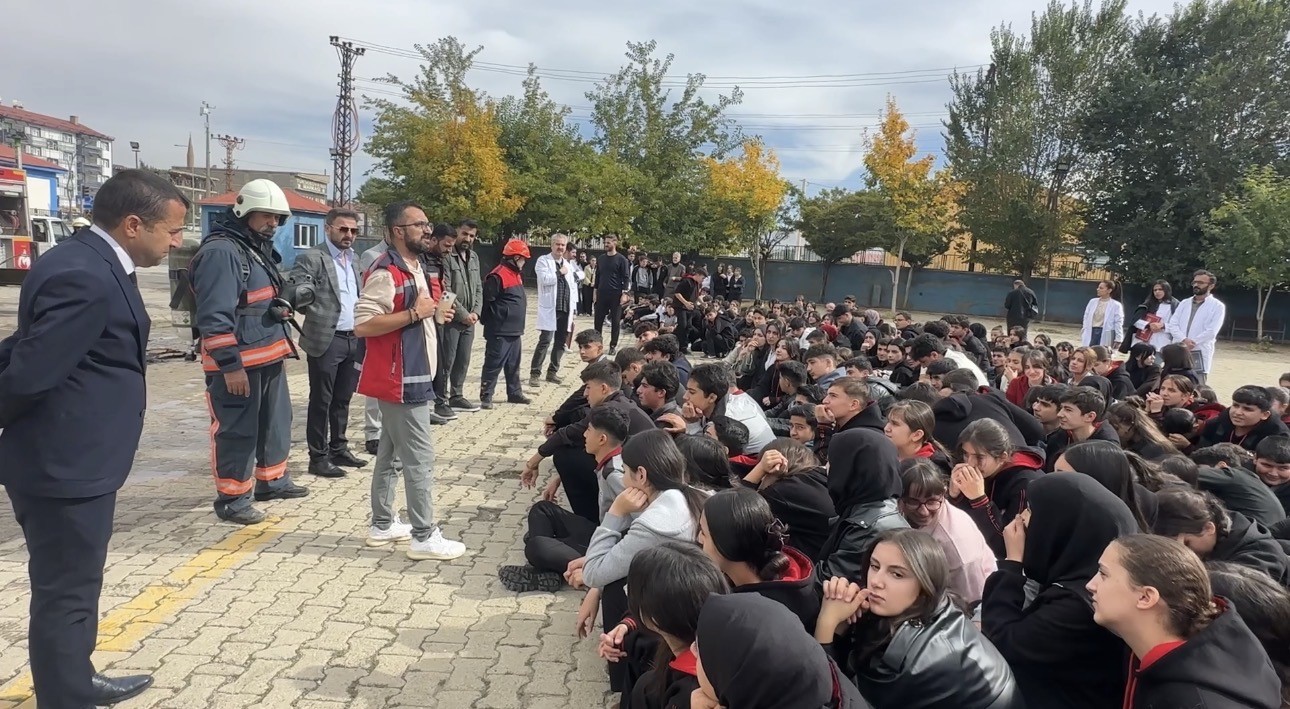 YÜKSEKOVA’DA NEFES KESEN YANGIN TATBİKATI