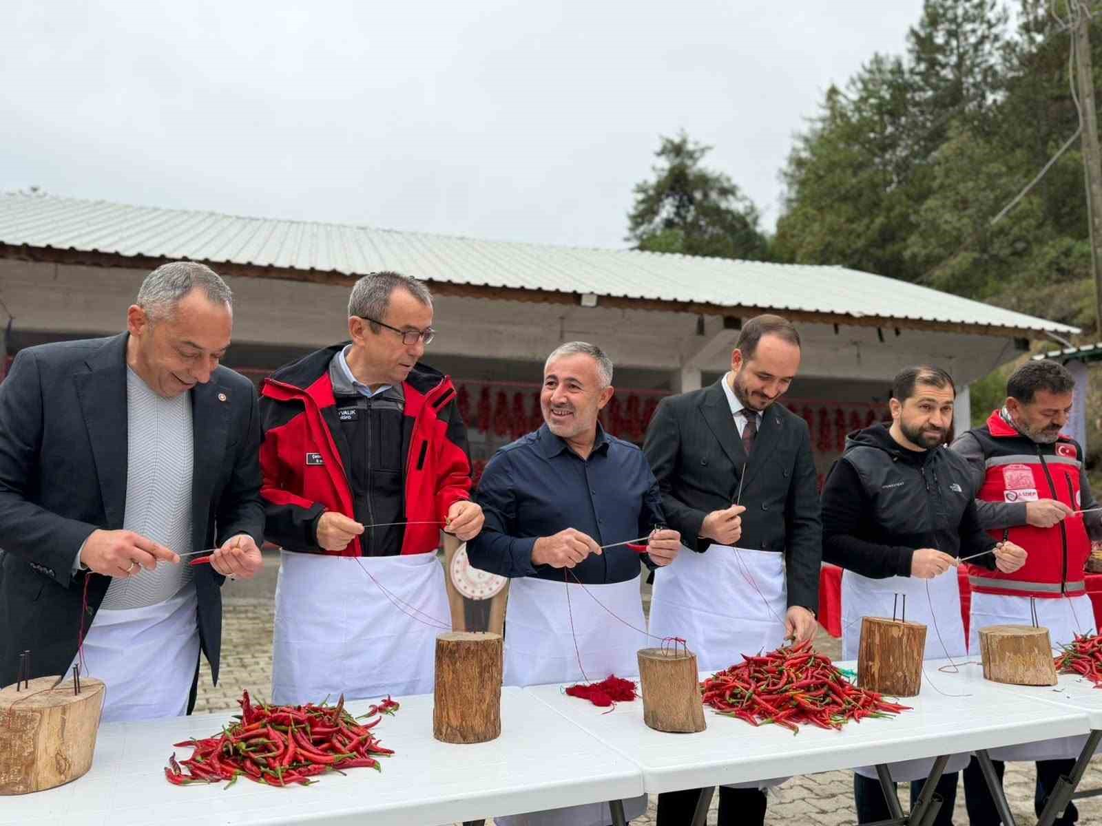 ÜNLÜ ÇUKURÖREN ACI BİBERİ YİYEREK YARIŞTILAR