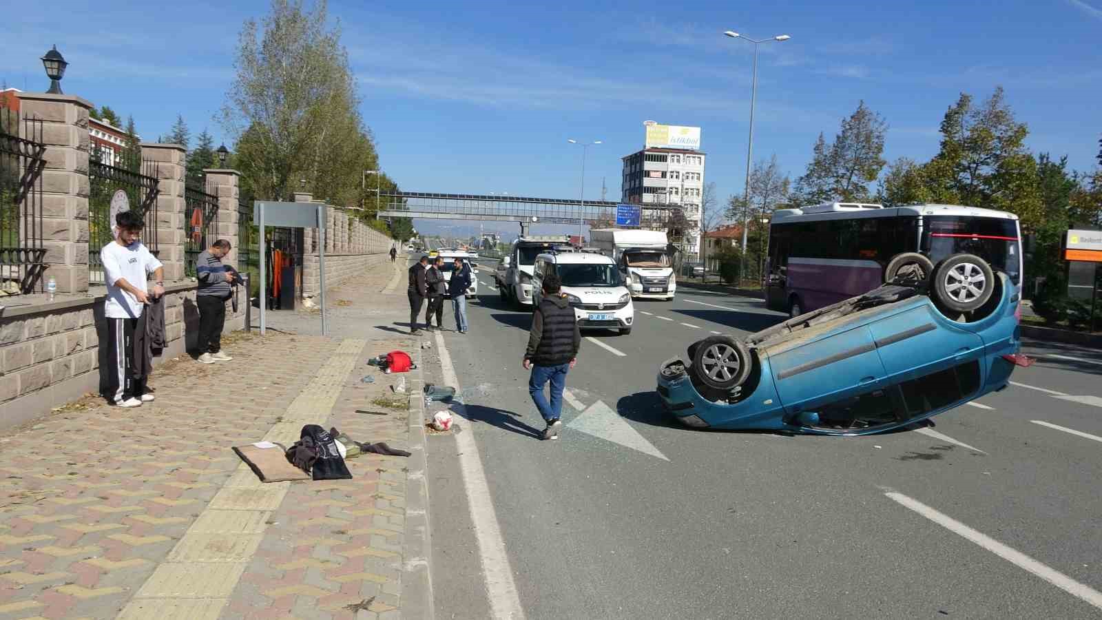 KASTAMONU’DA OTOMOBİL TAKLA ATTI, 3 KİŞİ BURNU BİLE KANAMADAN KURTULDU
