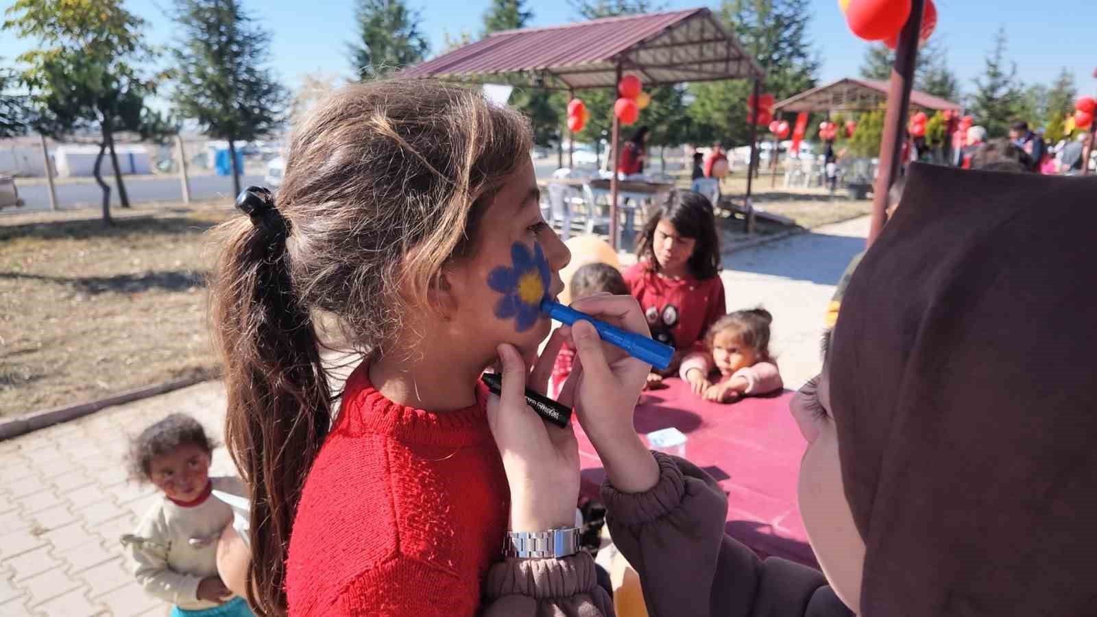 NİĞDE’DE MEVSİMLİK TARIM İŞÇİLERİNİN ÇOCUKLARI GÖNÜLLERİNCE EĞLENDİ