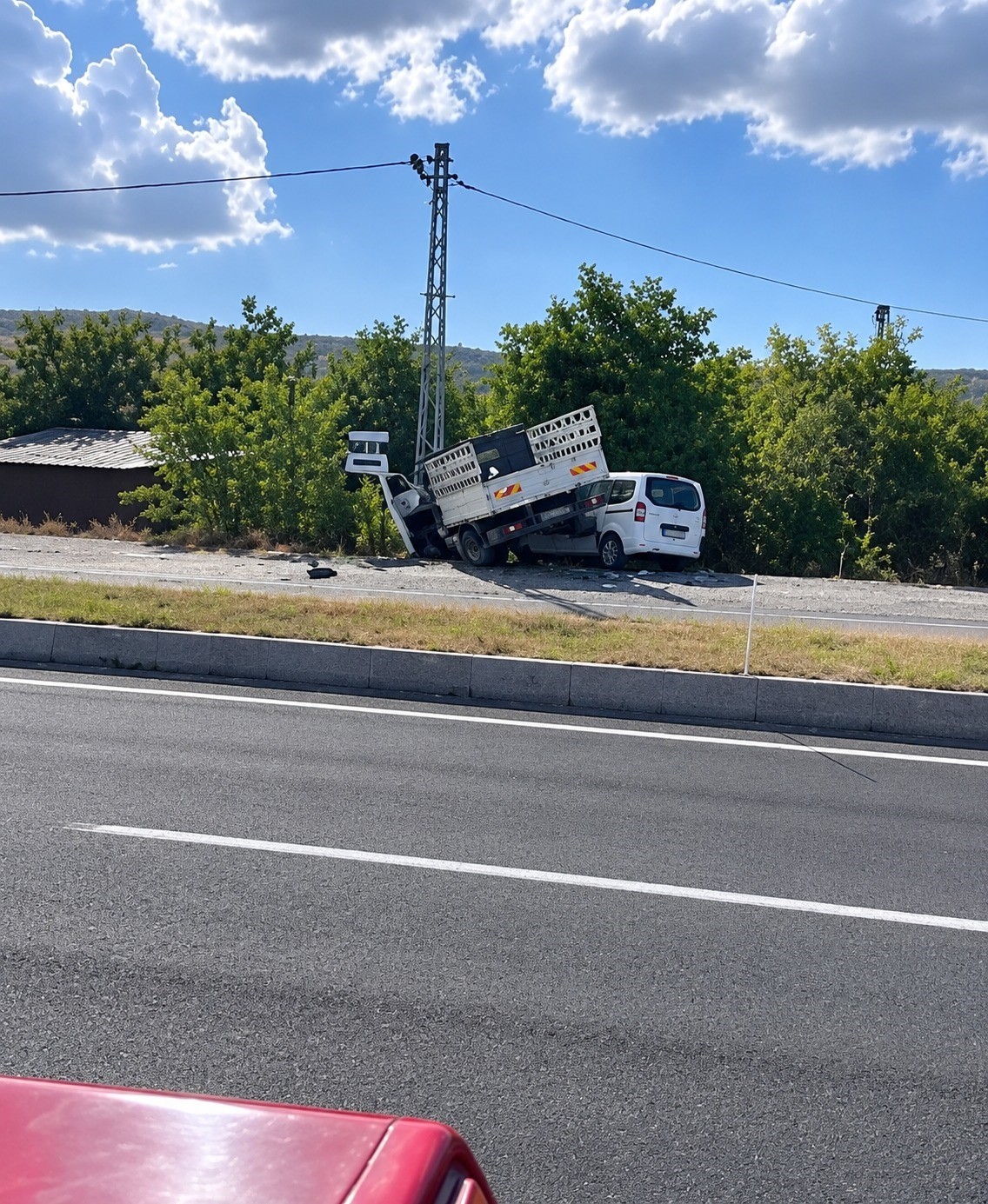 ELAZIĞ’DA PİKAPLA HAFİF TİCARİ ARAÇ ÇARPIŞTI: 2 YARALI