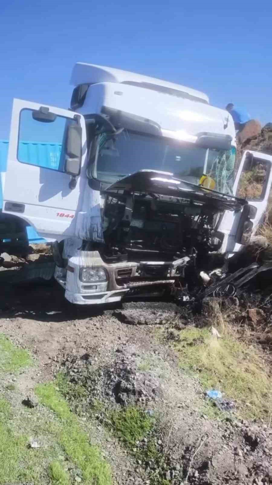 SİVEREK’TE KONTROLDEN ÇIKAN TIRIN SÜRÜCÜSÜ YARALANDI