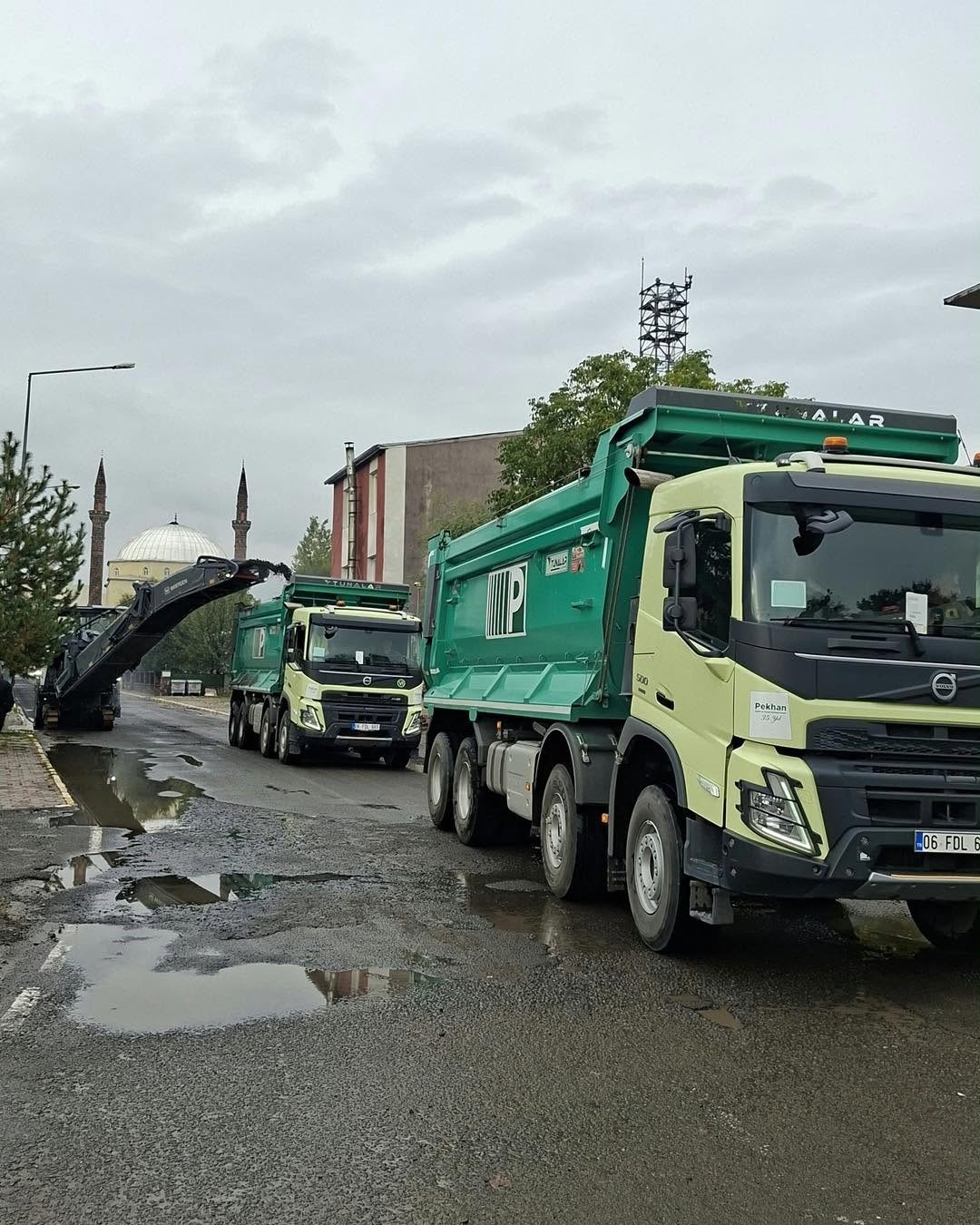 ARPAÇAY’DA VATANDAŞLAR SICAK ASFALTA KAVUŞTU
