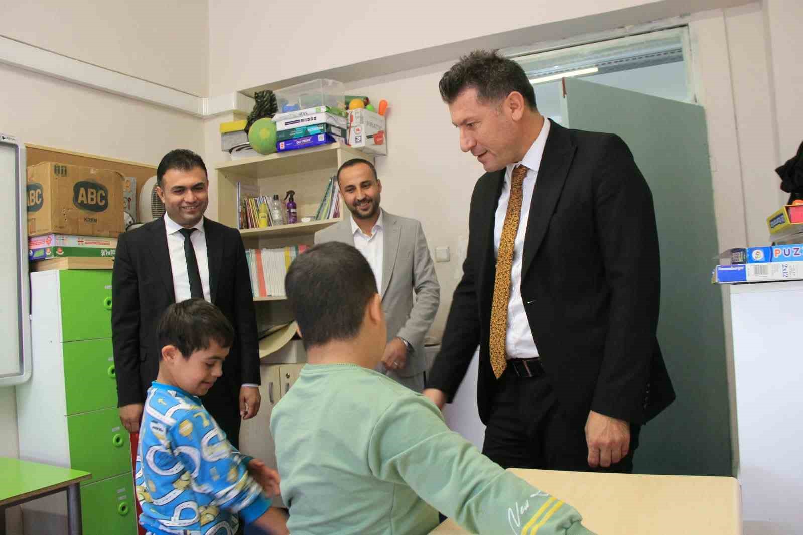 CİZRE İLÇE MİLLÎ EĞİTİM MÜDÜRÜ İKE: "SABRINIZ, ŞEFKATİNİZ VE SINIFTAKİ KUTSAL EMEĞİNİZ HİÇBİR ÖLÇÜYLE ÖLÇÜLEMEZ"