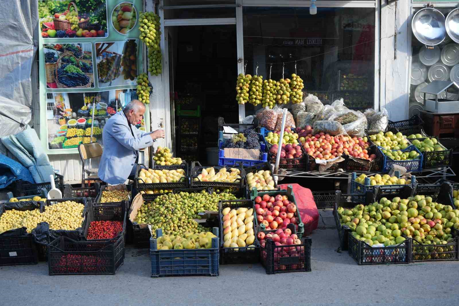 MUŞ’TA 40 YILLIK GELENEK: GÜZ ARMUTLARINI İPE DİZEREK SAKLIYOR