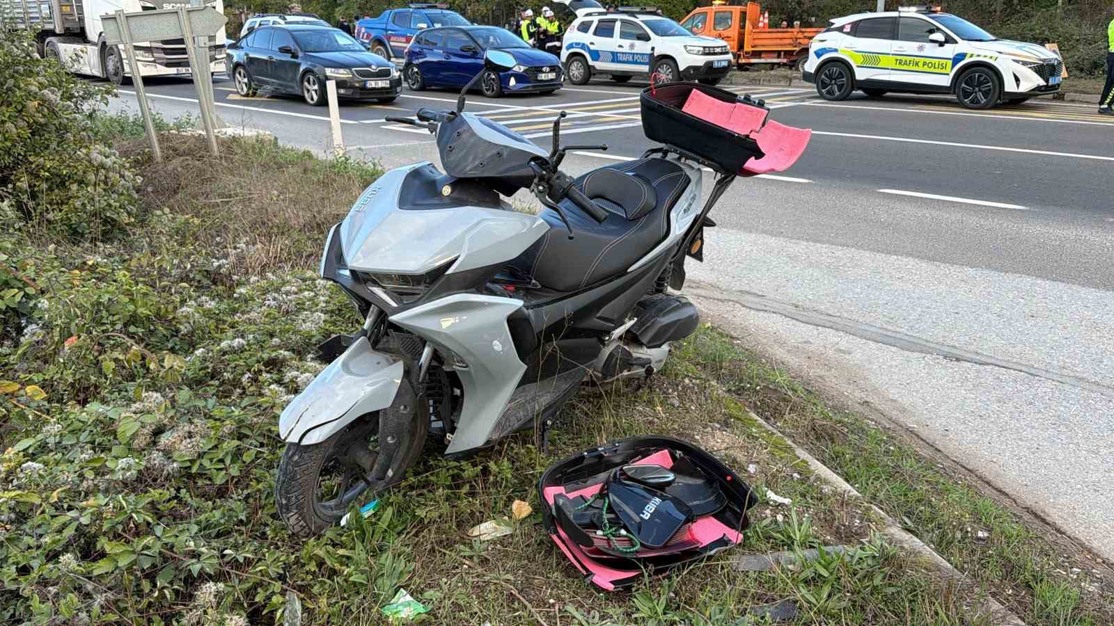 BOLU’DA MOTOSİKLET İLE HAFİF TİCARİ ARAÇ ÇARPIŞTI: 2 YARALI