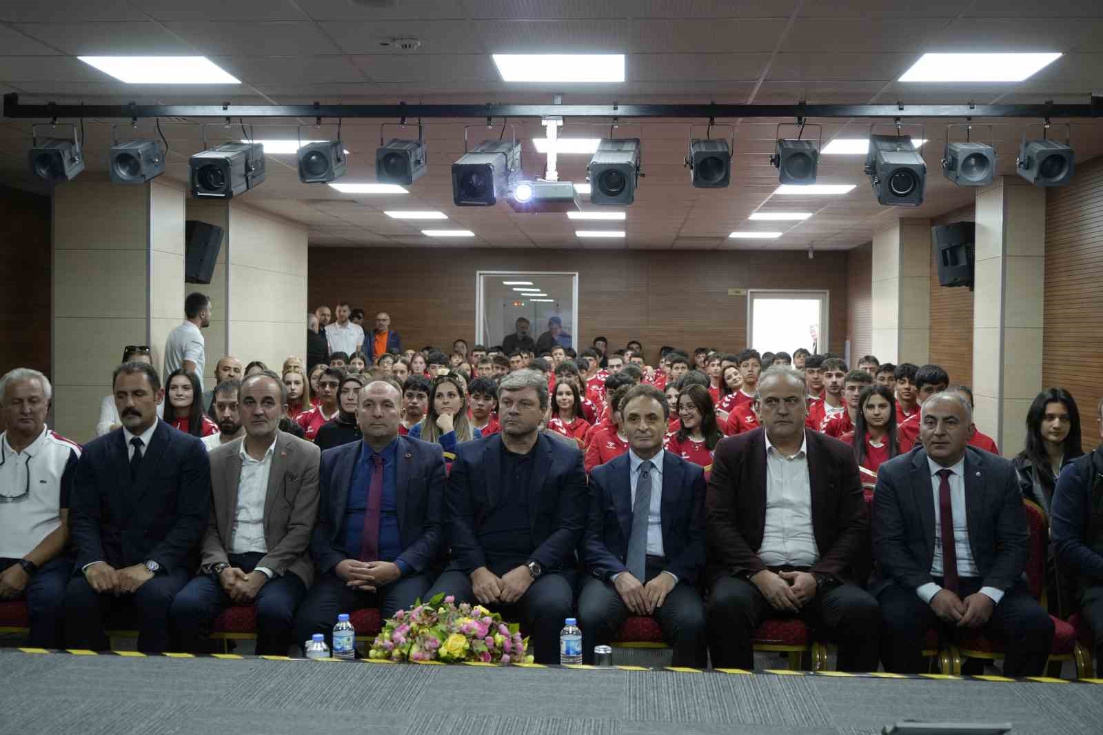 ERTUĞRUL SAĞLAM’DAN GENÇLERE AHLAK VE BAŞARI TAVSİYESİ