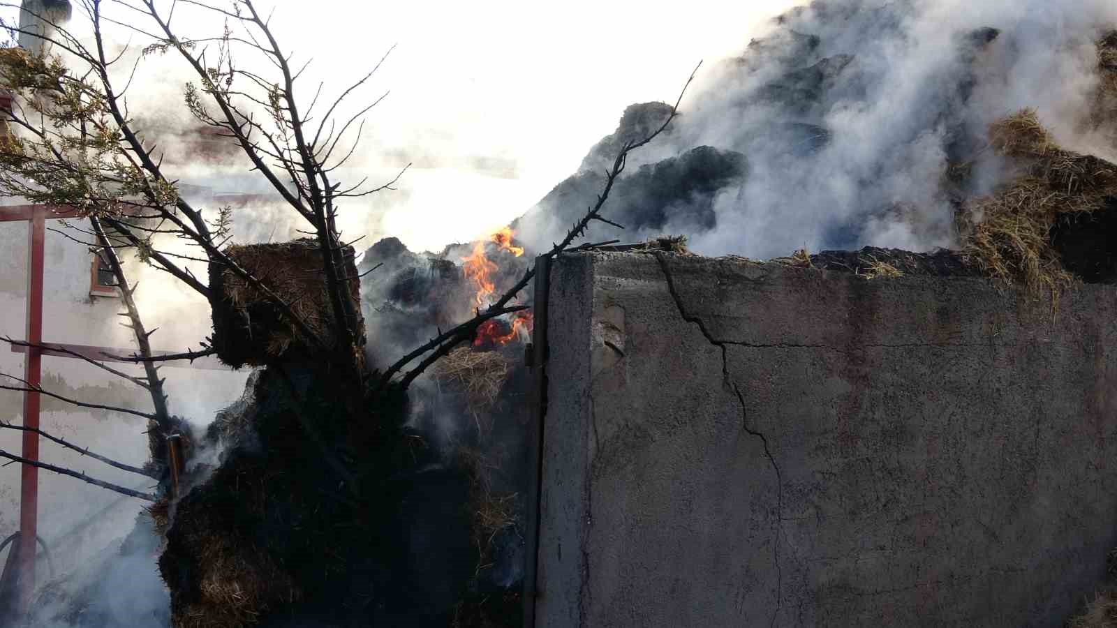 KASTAMONU’DA ÇIKAN YANGINDA 8 BİN BALYA SAMANI KÜLE DÖNDÜ