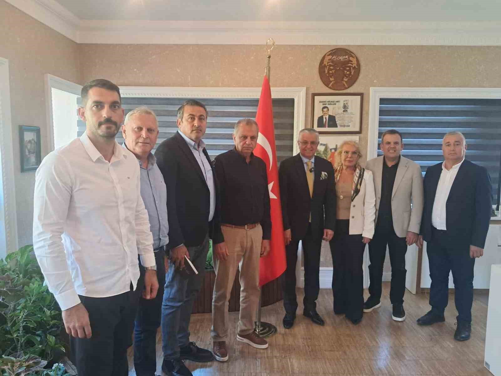 KEMER BELEDİYE BAŞKANI VE 8 MECLİS ÜYESİ CHP’DEN İSTİFA ETTİ
