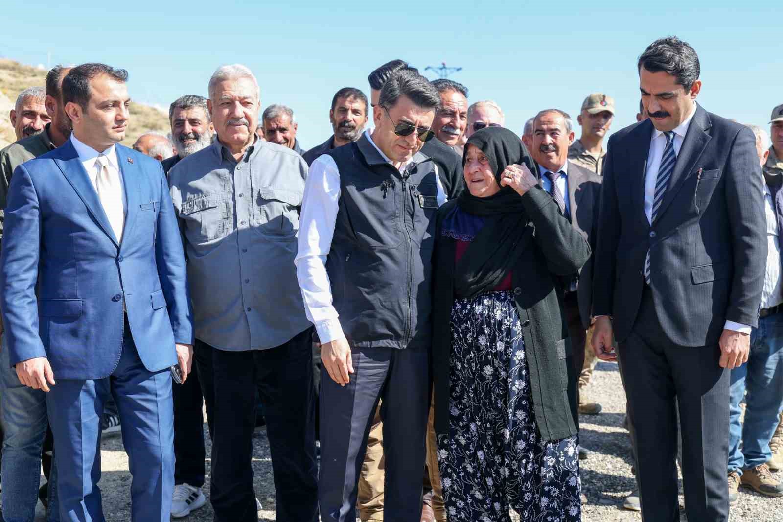 TUNCELİ’DE HUZURUN YOLU SICAK ASFALTLA DÖŞENİYOR