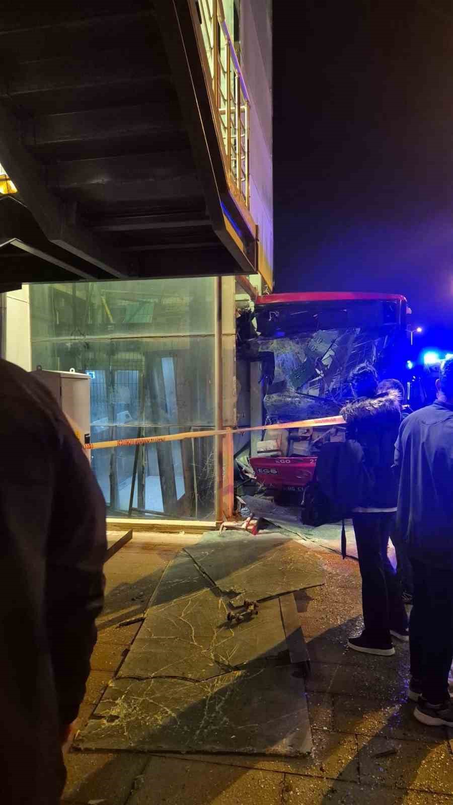 EGO OTOBÜSÜ ÜST GEÇİT ASANSÖRÜNE ÇARPTI: 24 YARALI