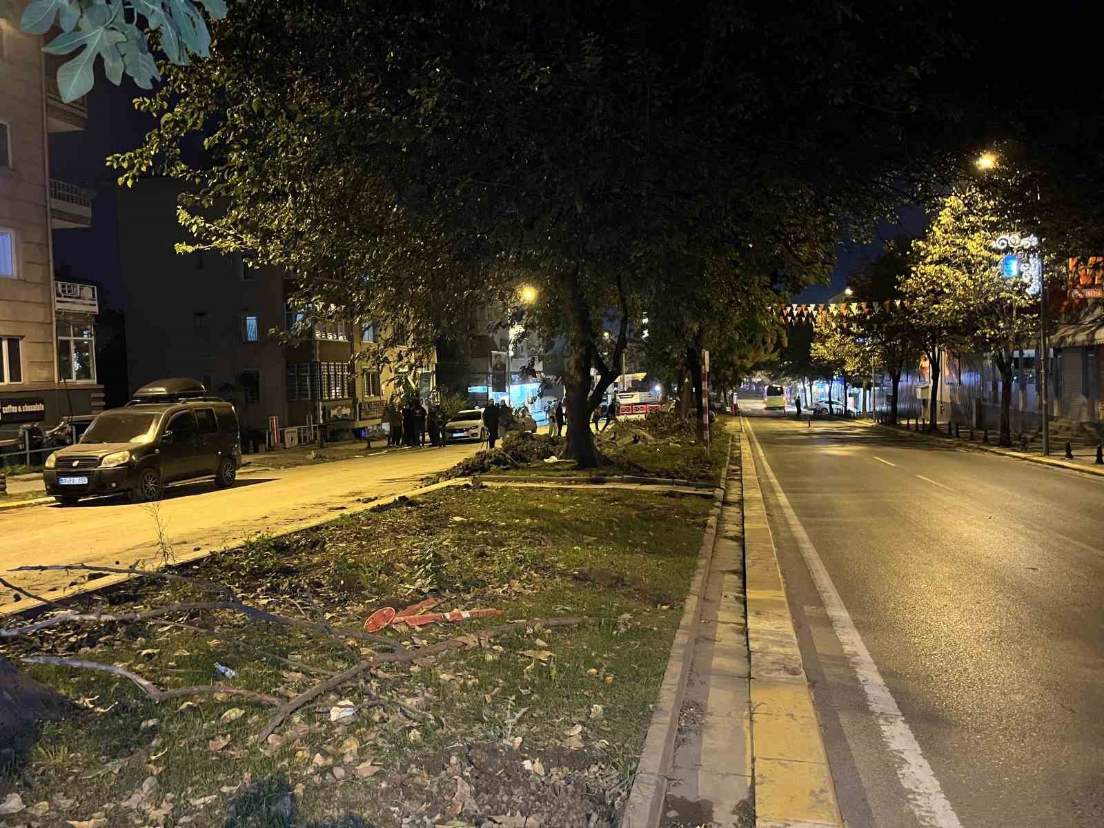 EYÜPSULTAN’DA AĞAÇ KESİMİ İDDİALARI SONRASI VATANDAŞLARDAN İBB’YE TEPKİ