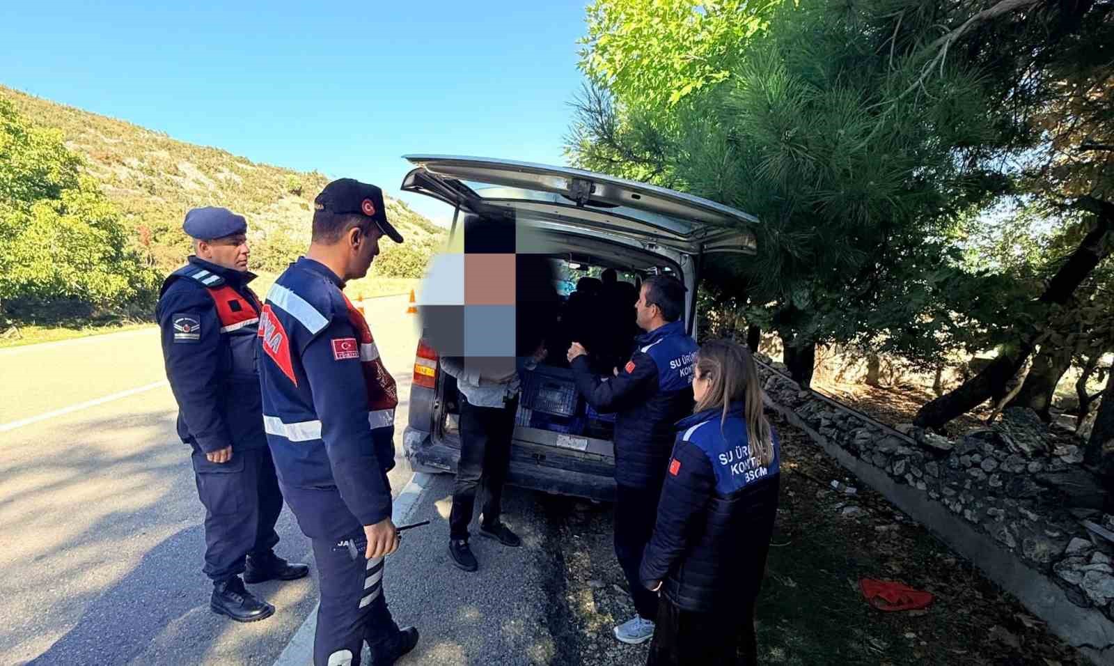 EĞİRDİR’DE YOL DENETİMİNDE 50 KİLO GÜMÜŞİ HAVUZ BALIĞI ELE GEÇİRİLDİ