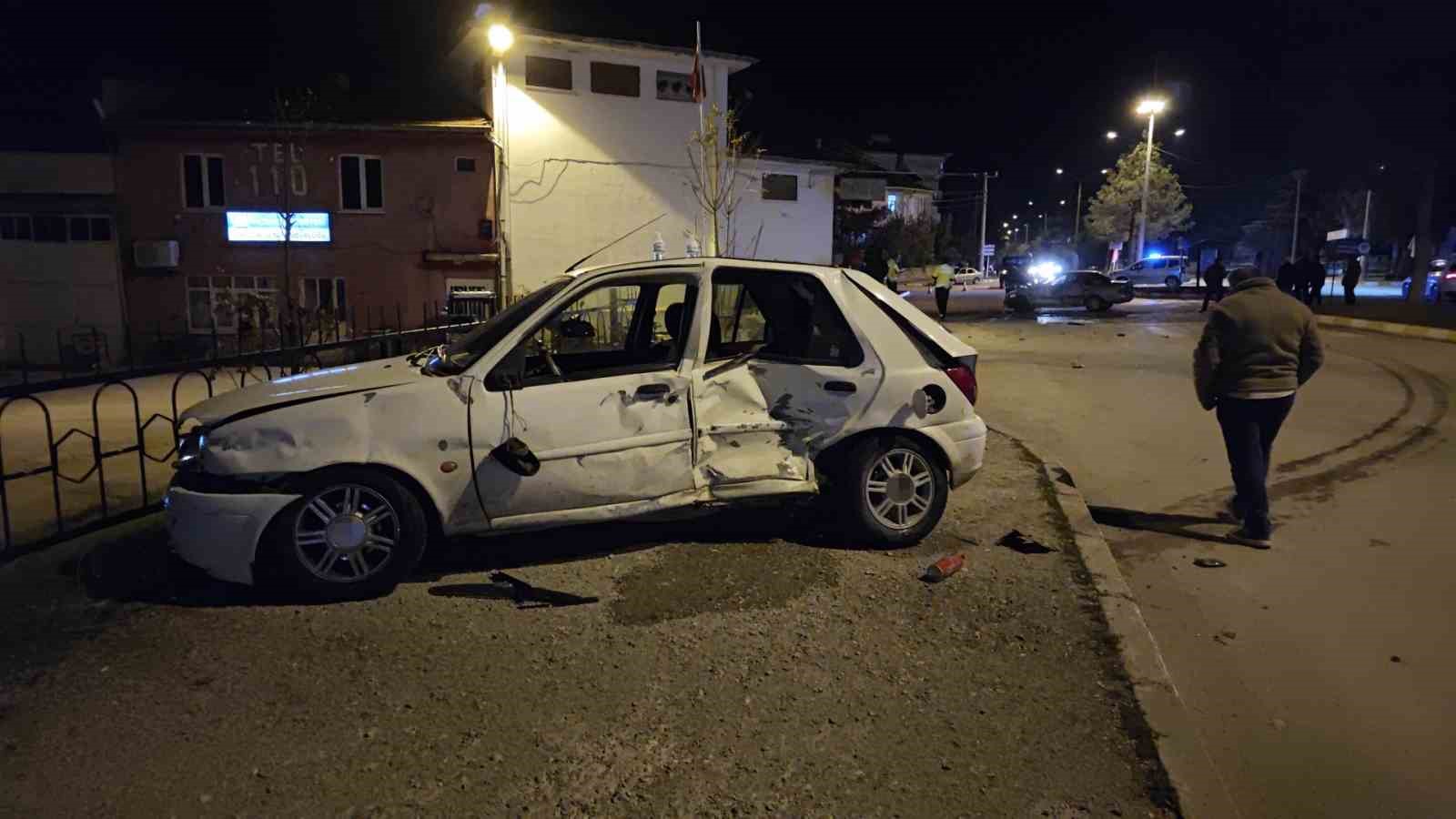 ISPARTA’DA OTOMOBİLLER KAVŞAKTA ÇARPIŞTI: 3 YARALI