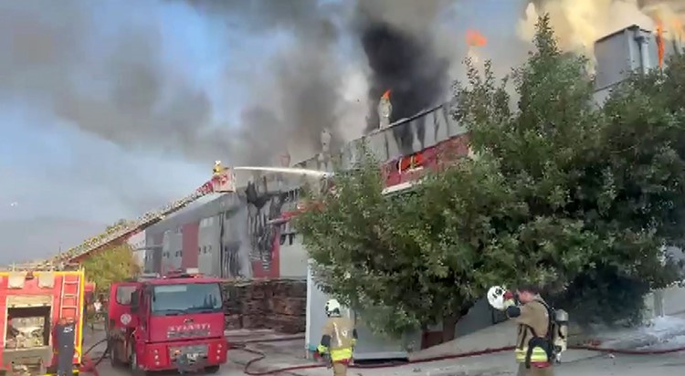 HATAY’DA MOBİLYA FABRİKASI ALEVLERE TESLİM OLDU