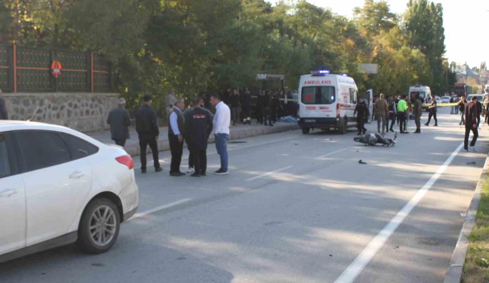 MALAZGİRT’TE OTOMOBİLLE MOTOSİKLET ÇARPIŞTI: 2 ÖLÜ