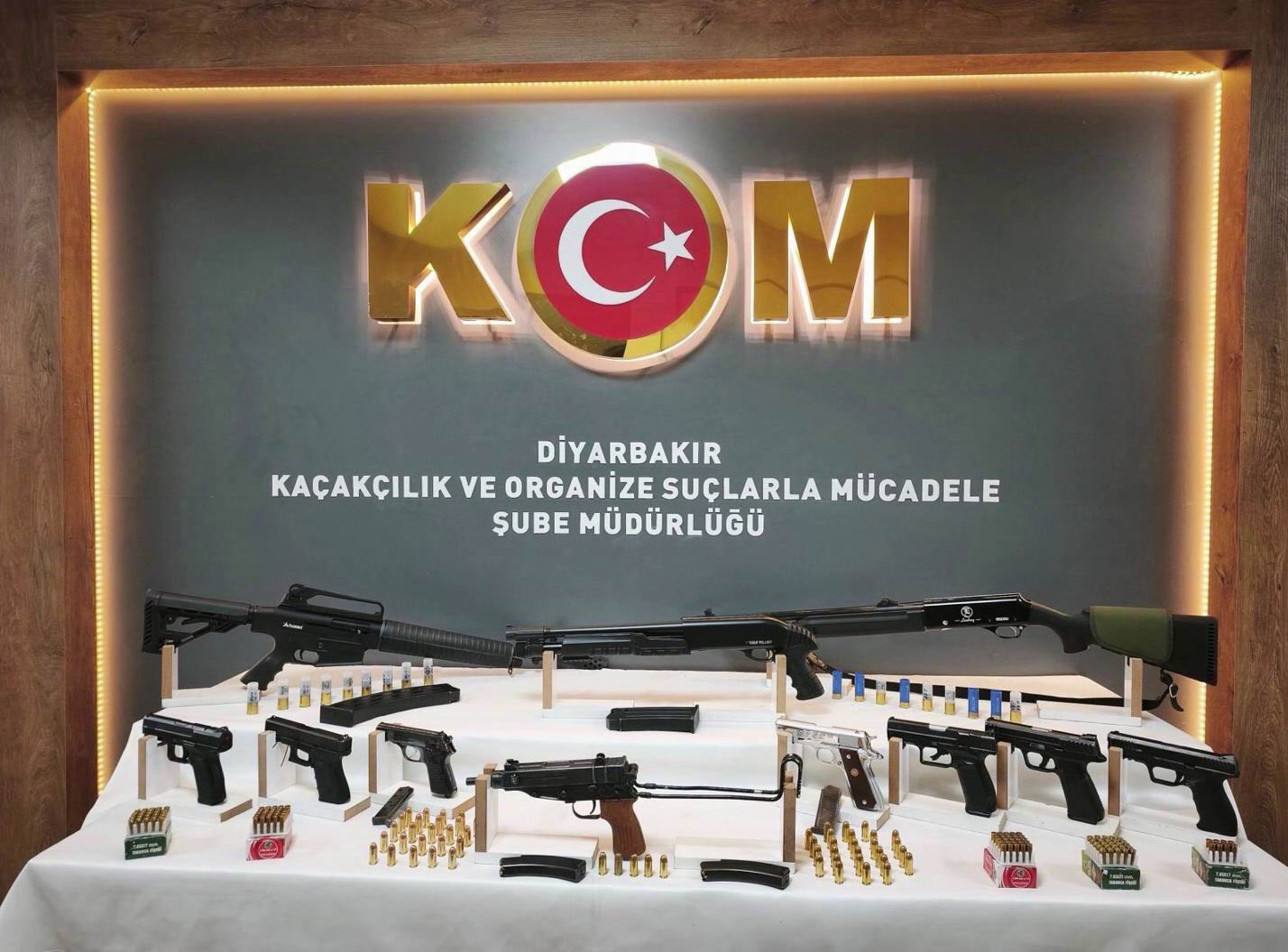 DİYARBAKIR’DA SİLAH KAÇAKÇILIĞI OPERASYONU: 13 KİŞİ YAKALANDI