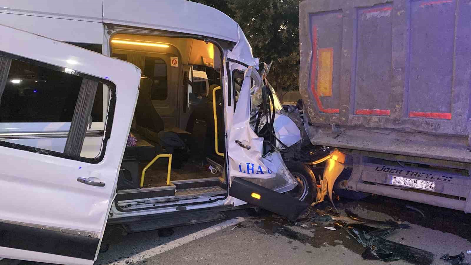 ARNAVUTKÖY’DE SERVİS MİNİBÜSÜ HAFRİYAT KAMYONUNA ÇARPTI: 9 YARALI