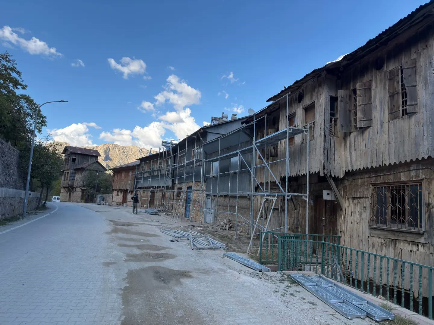 KEMALİYE’DE DOĞAL GAZ, RESTORASYON VE ÇEVRE DÜZENLEME ÇALIŞMALARI SÜRÜYOR