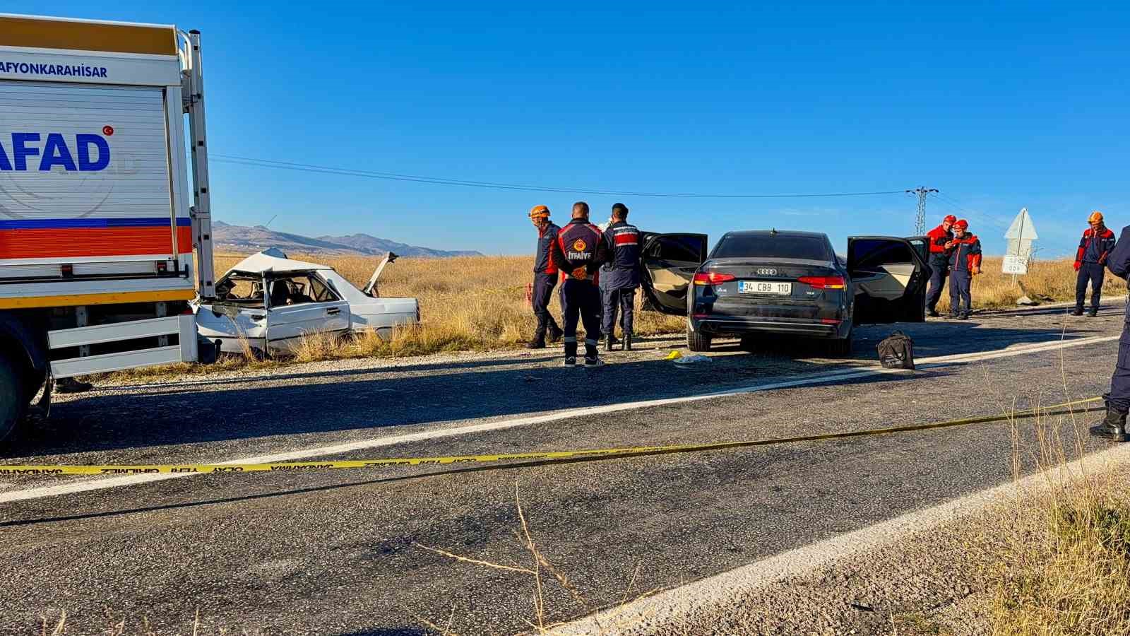 AFYONKARAHİSAR’DA OTOMOBİLLER ÇARPIŞTI: 4 ÖLÜ