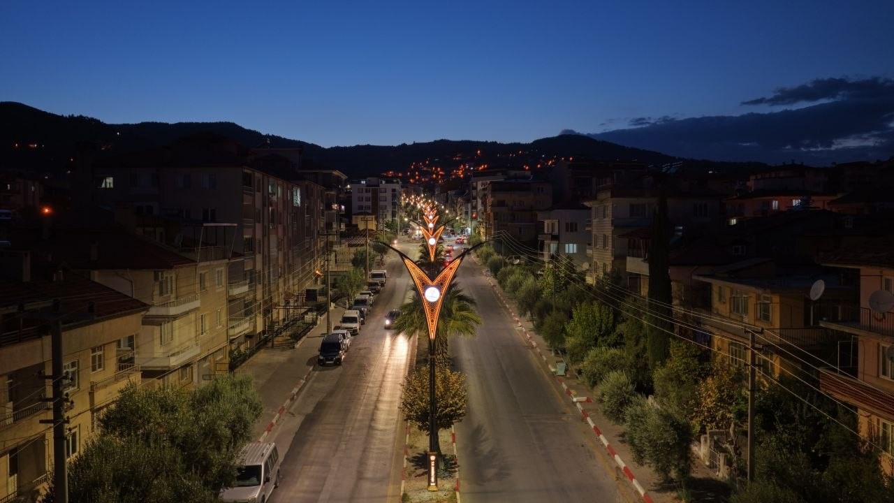 DENİZLİ BÜYÜKŞEHİR, 10 KİLOMETRELİK HAT VE 247 YENİ DİREKLE ŞEHRİN GÜZELLİĞİNE GÜZELLİK KATTI