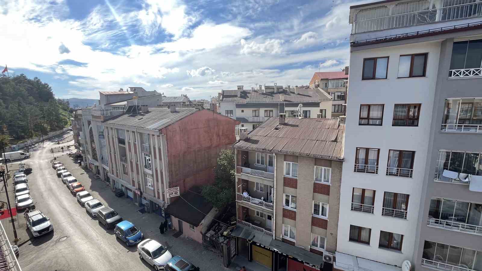 APARTMANLARIN ARASINDA KALAN EVİNİ SATMIYOR, YARIM ASIRLIK HATIRALARLA YAŞIYOR