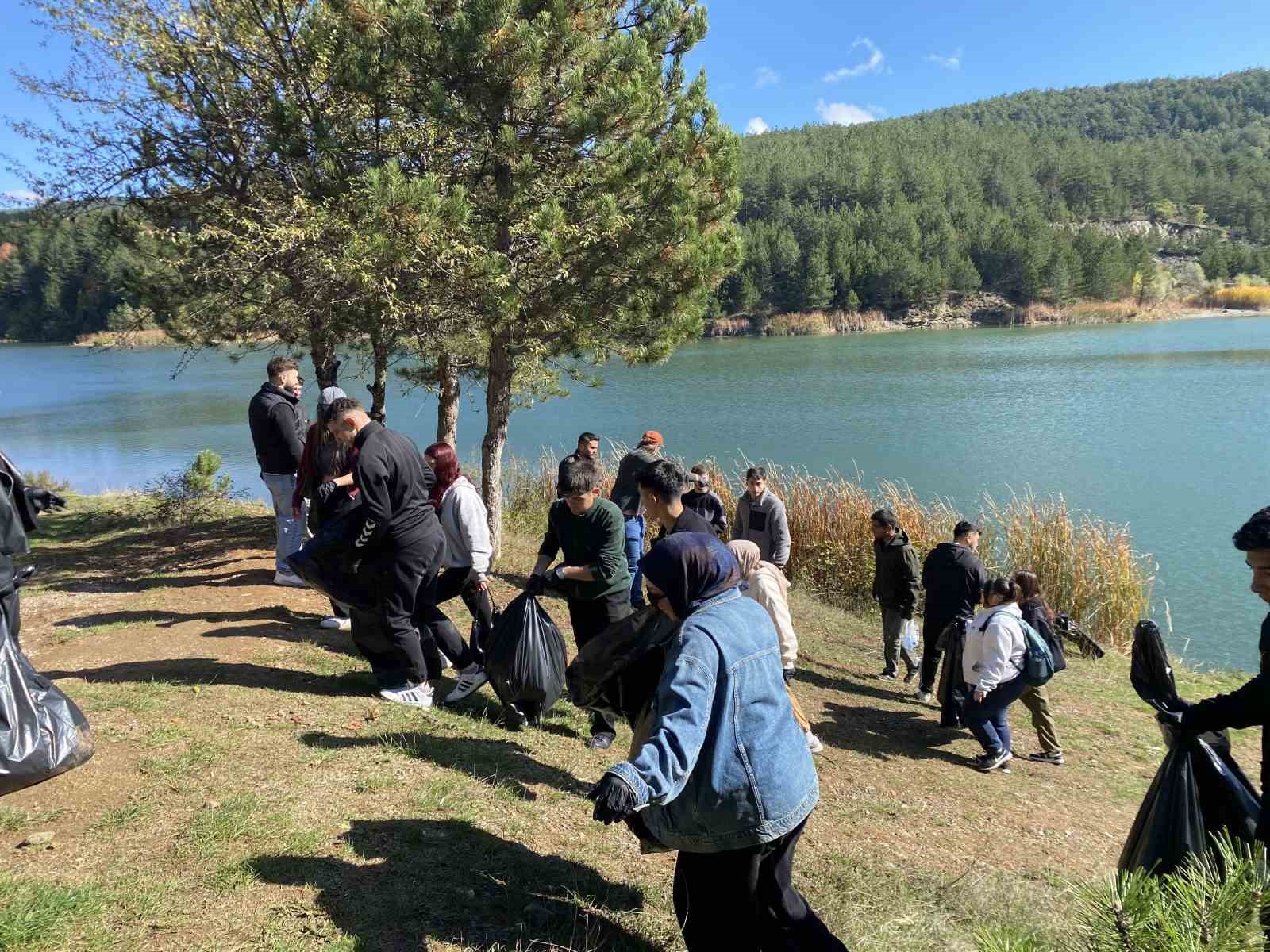 ÜNİVERSİTE ÖĞRENCİLERİ HEM MANZARANIN TADINI ÇIKARDI HEM DE TESCİLLİ GÖLETTE TEMİZLİK YAPTI