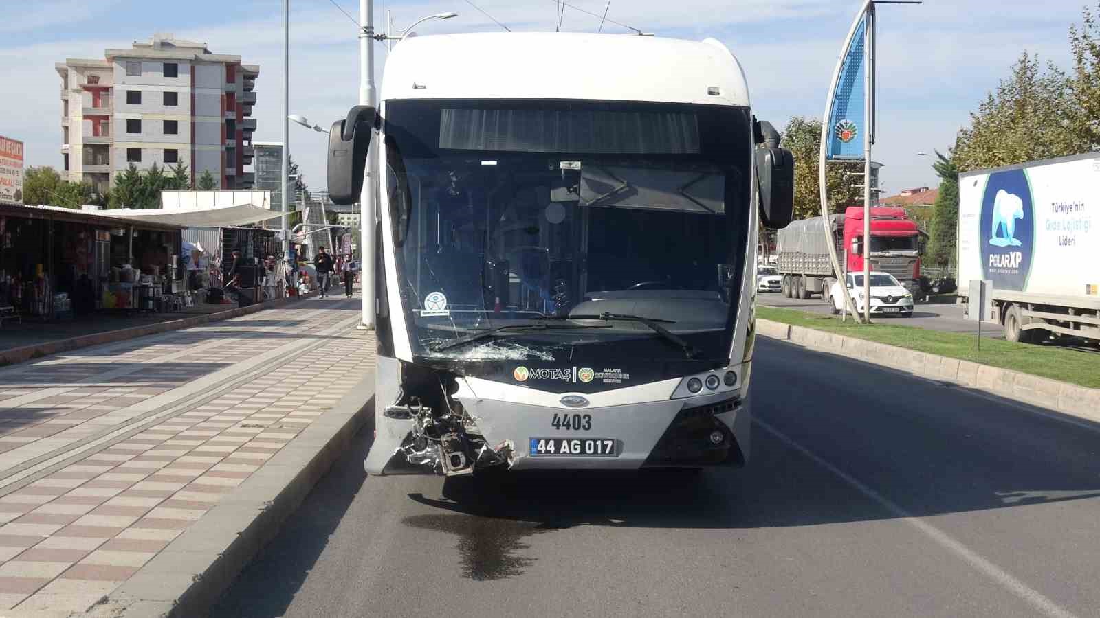 MALATYA’DA TRAMBÜS İLE OTOMOBİL ÇARPIŞTI: 5 YARALI