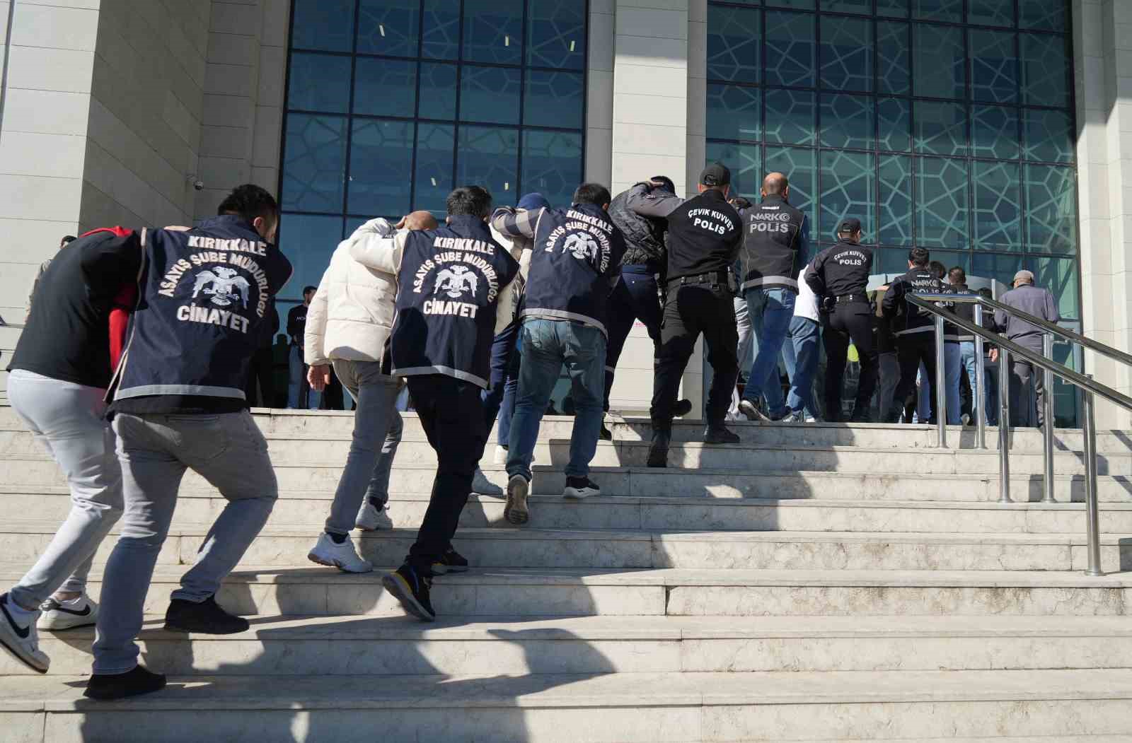 ÇOCUK ESİRGEME KURUMUNDAN AYRILAN 2 KADINI FUHUŞA SÜRÜKLEMİŞLER: GÖZALTILAR ARASINDA VALİLİK ÇALIŞANI DA VAR