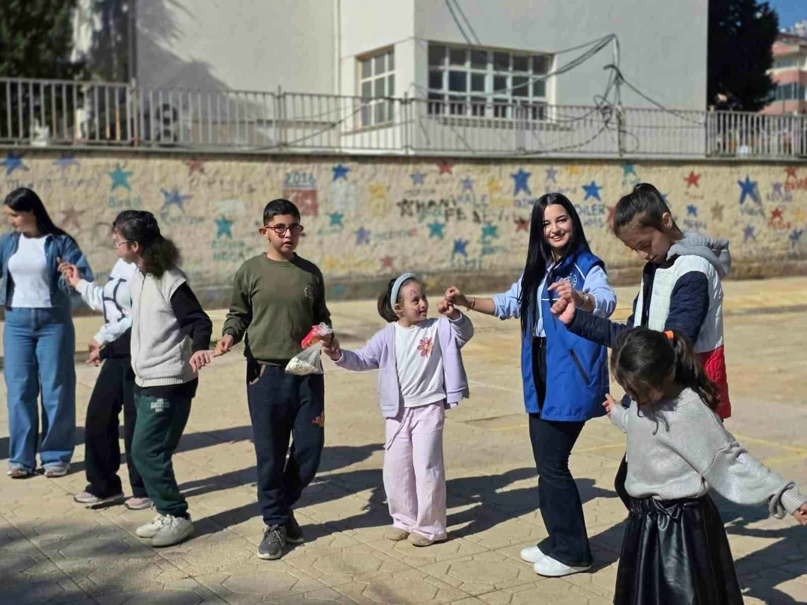 GENÇLİK MERKEZİ EKİPLERİ ÖZEL ÖĞRENCİLERİN NEŞESİNE ORTAK OLDU